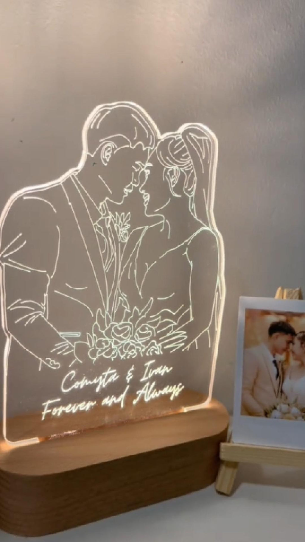 מנורת תמונה מזכוכית על מעמד עץ – מתנה אישית מרגשת