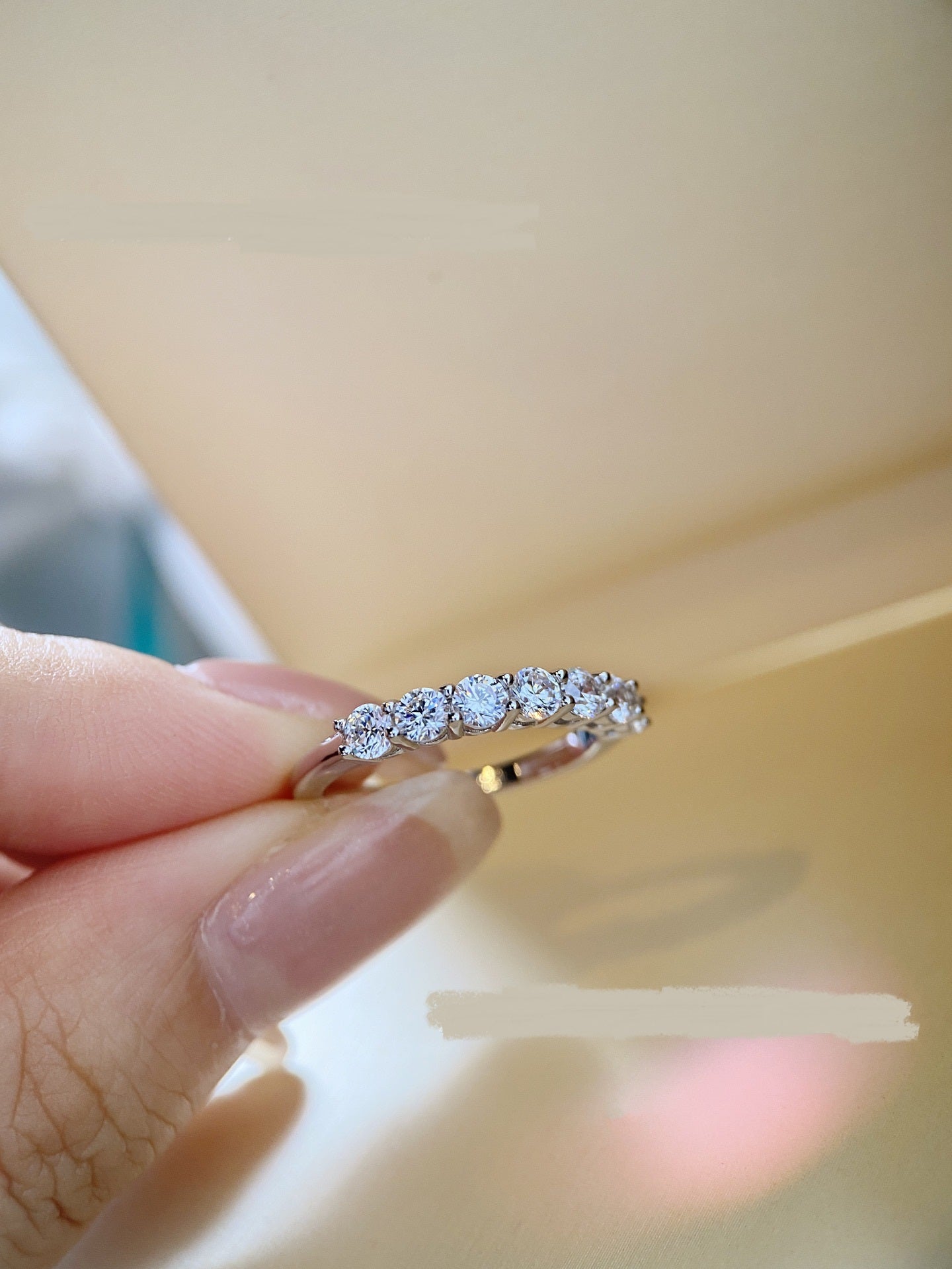 טבעת כסף 925 משובצת זירקונים – עיצוב נשי אלגנטי עם 7/מלא אבנים