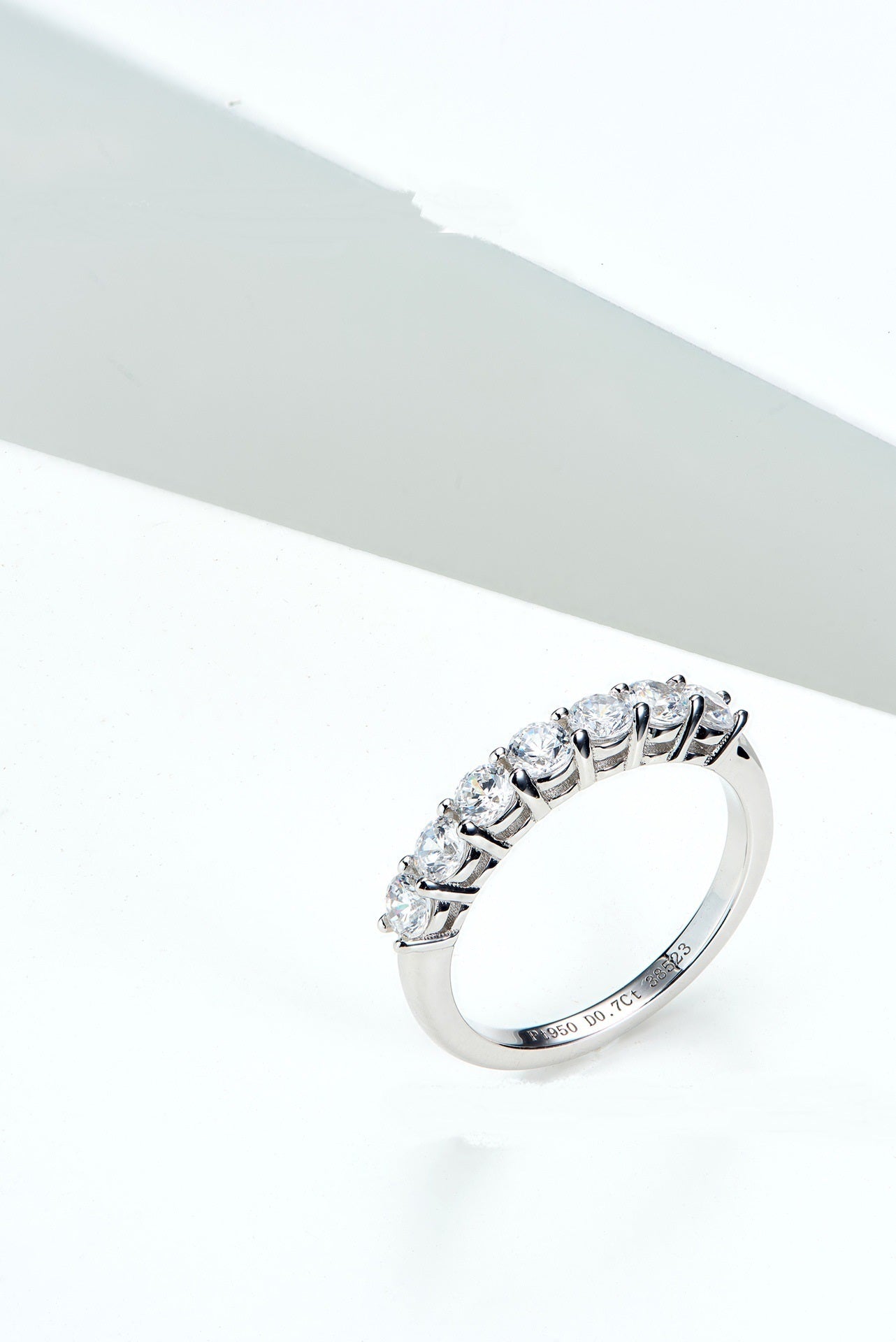 טבעת כסף 925 משובצת זירקונים – עיצוב נשי אלגנטי עם 7/מלא אבנים