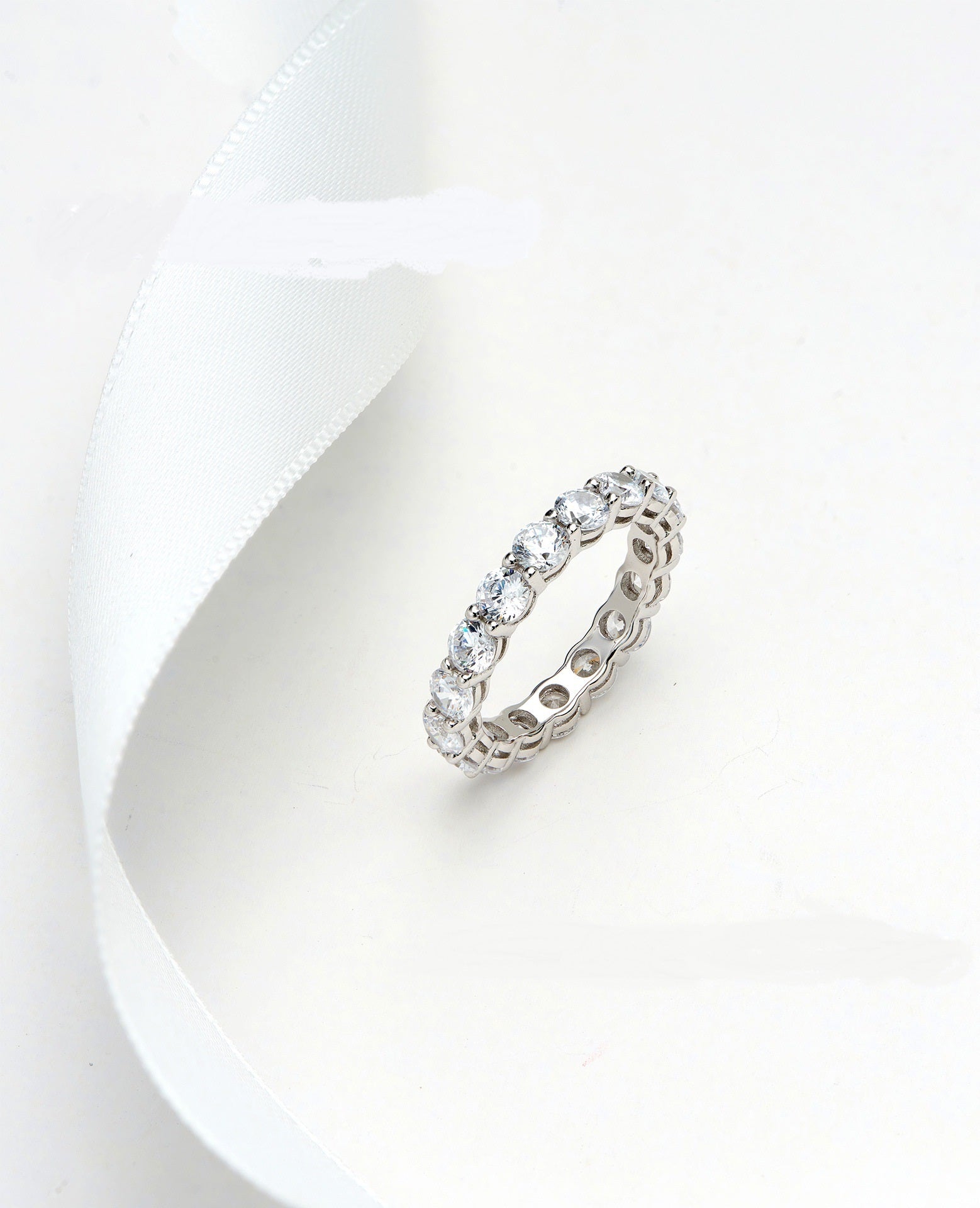 טבעת כסף 925 משובצת זירקונים – עיצוב נשי אלגנטי עם 7/מלא אבנים