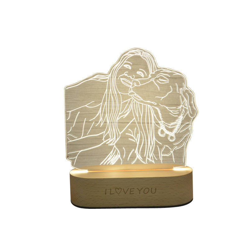 מנורת תמונה מזכוכית על מעמד עץ – מתנה אישית מרגשת