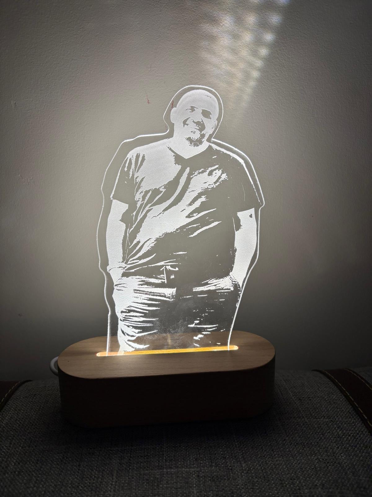 מנורת תמונה מזכוכית על מעמד עץ – מתנה אישית מרגשת