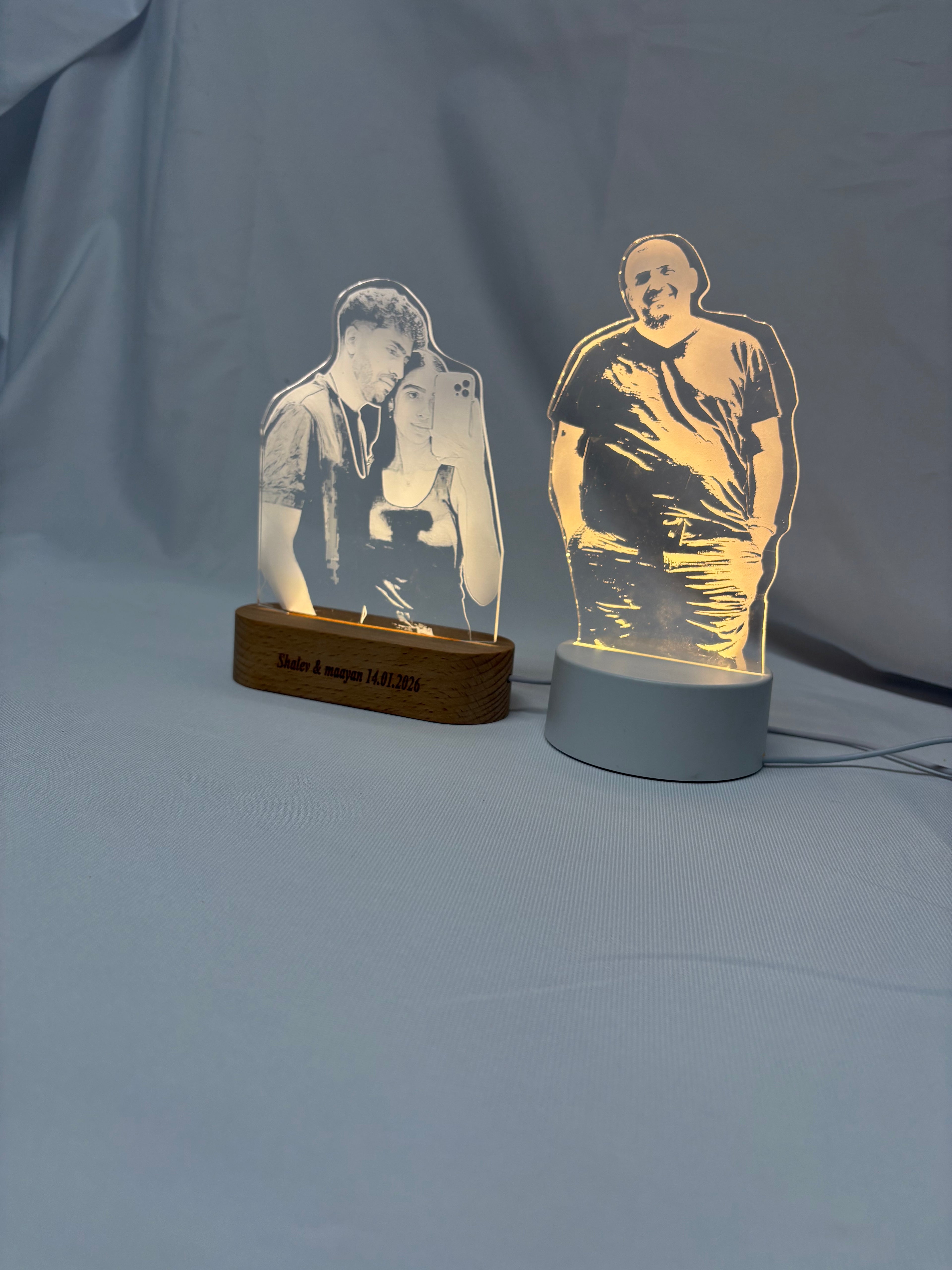 מנורת LED עם חריטה על אקריליק – תמונה שלכם בעיצוב יוקרתי + הקדשה אישית