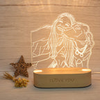 מנורת תמונה מזכוכית על מעמד עץ – מתנה אישית מרגשת