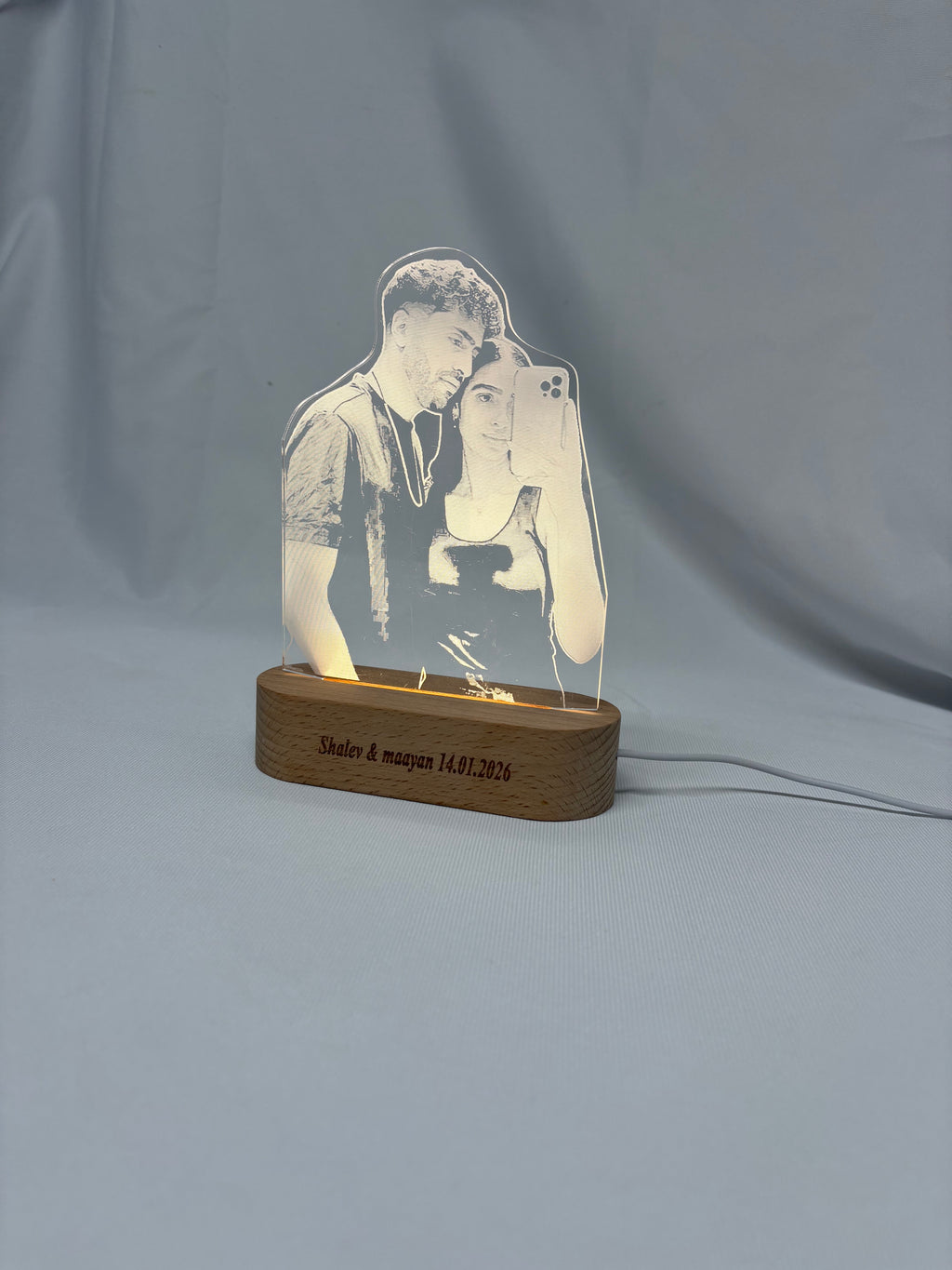 מנורת LED עם חריטה על אקריליק – תמונה שלכם בעיצוב יוקרתי + הקדשה אישית