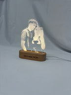 מנורת LED עם חריטה על אקריליק – תמונה שלכם בעיצוב יוקרתי + הקדשה אישית