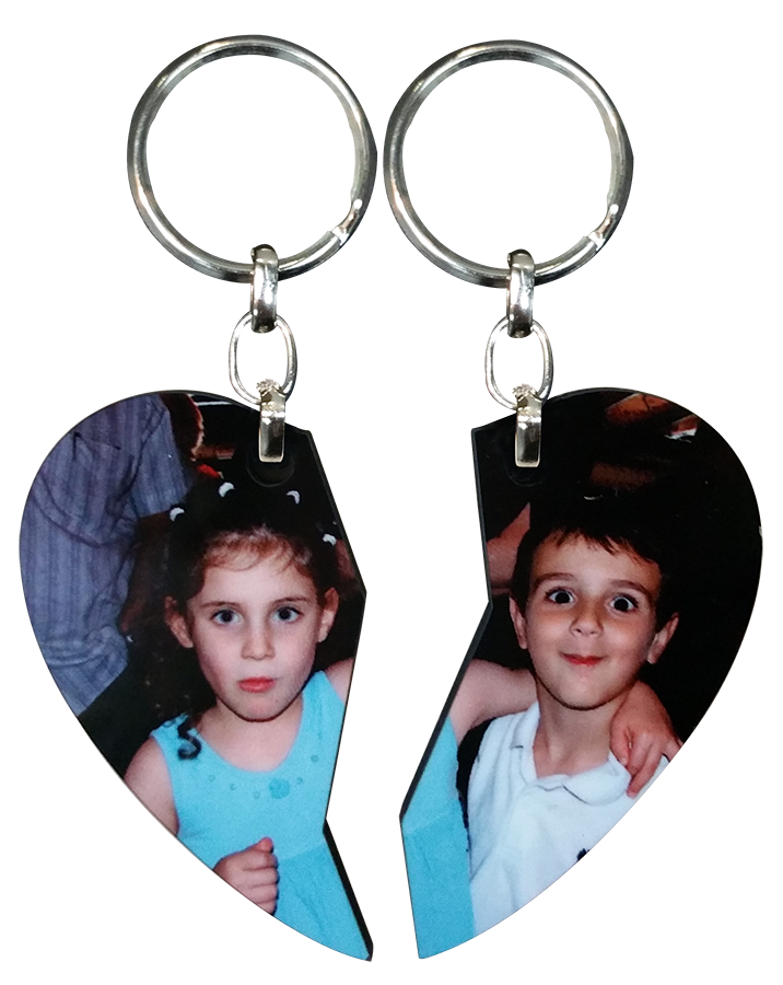 מחזיק מפתחות לב חצוי זוגי עם הדפסה אישית – שני חצאים, לב אחד