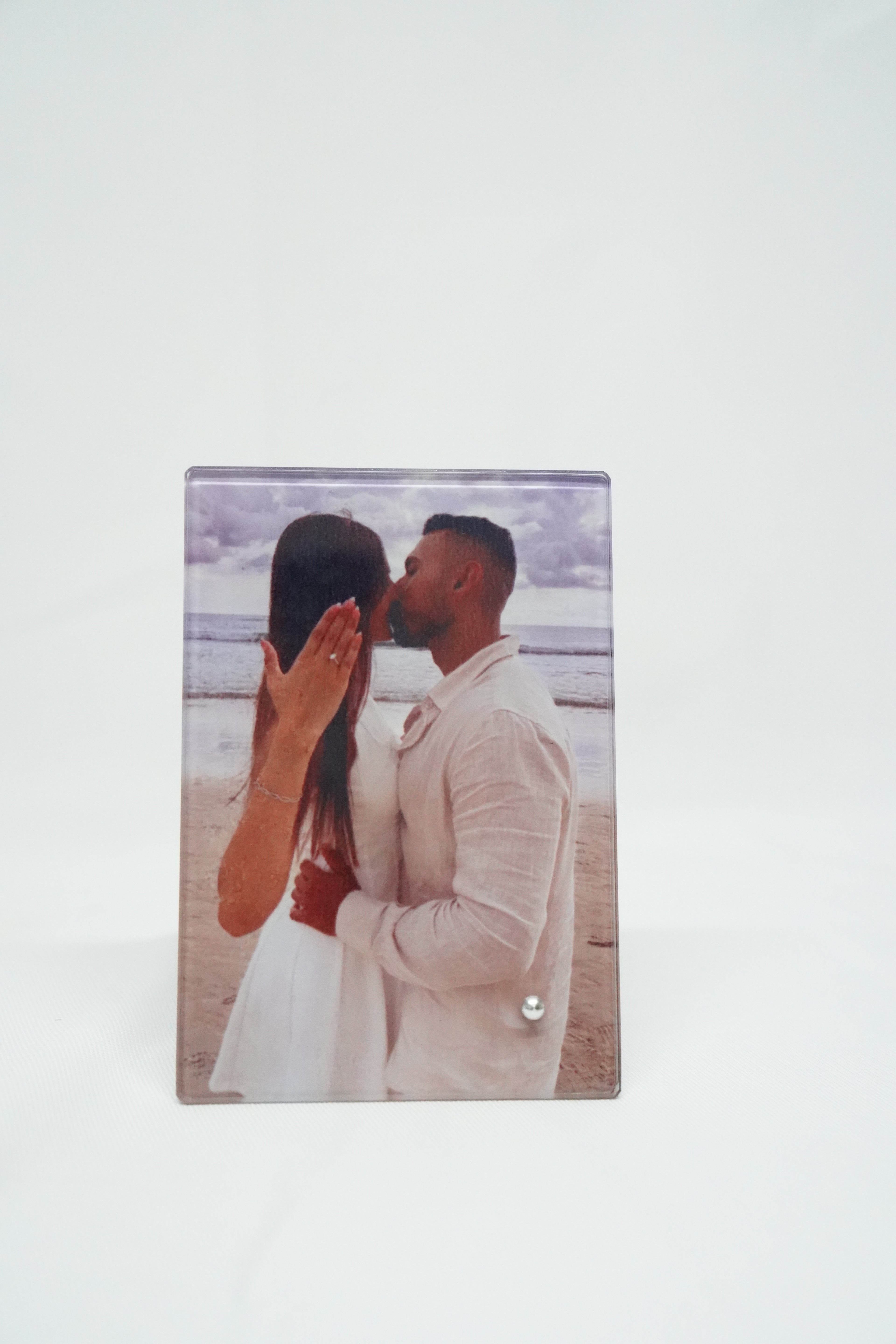 תמונה על זכוכית עם מעמד 10×15 – מתנה אישית מרגשת