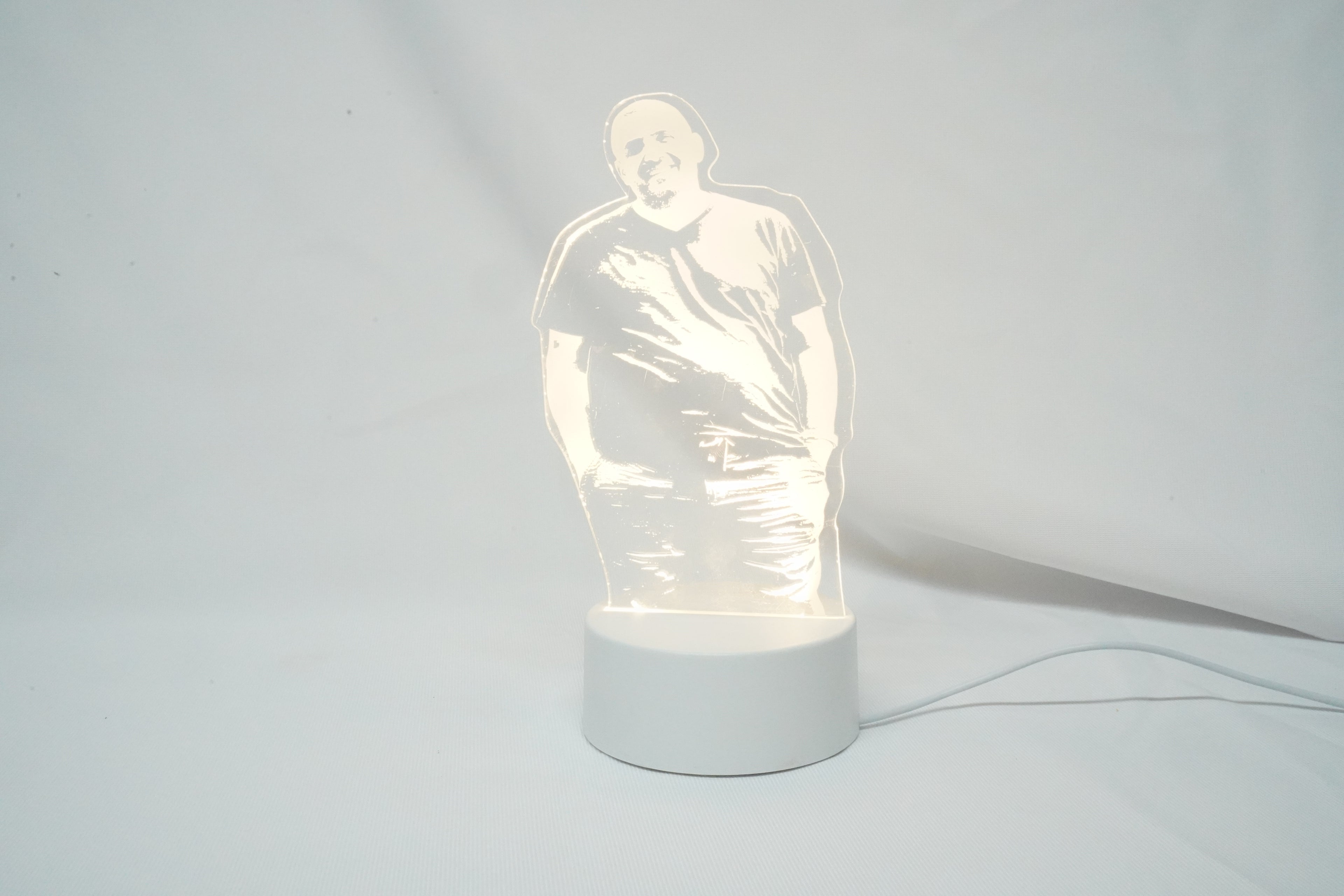 מנורת LED עם חריטה על אקריליק – תמונה שלכם בעיצוב יוקרתי + הקדשה אישית