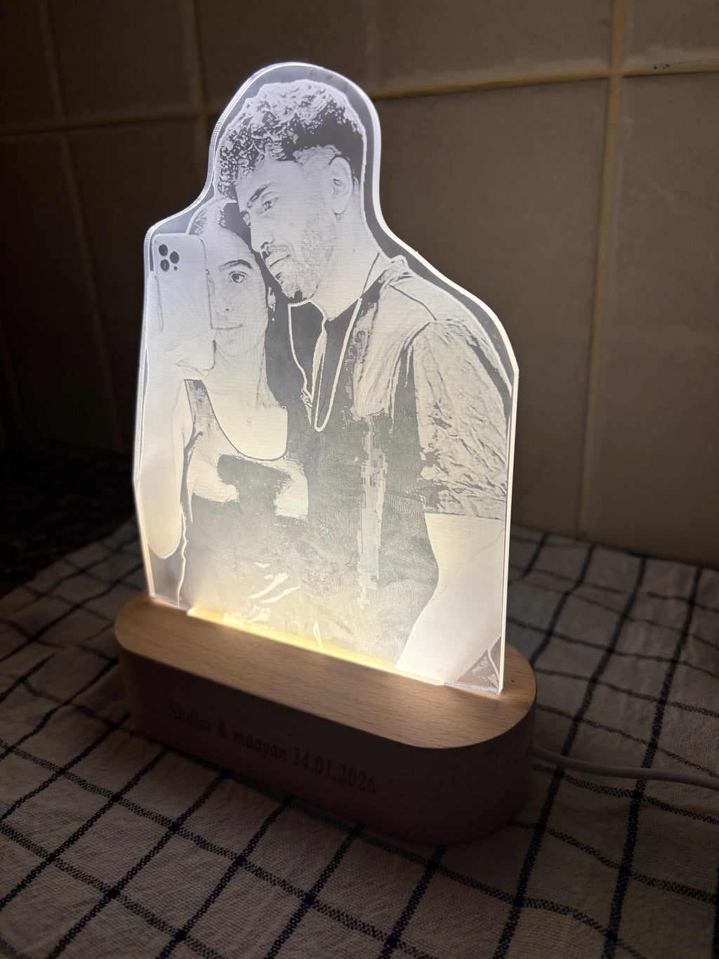 מנורת זכוכית בעיצוב אישי עם חריטה ותמונה – ייצור ישראלי