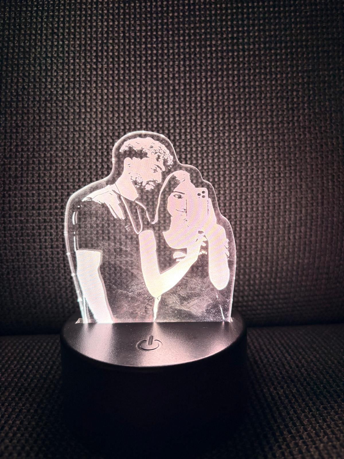 מנורת תמונה מזכוכית על מעמד עץ – מתנה אישית מרגשת