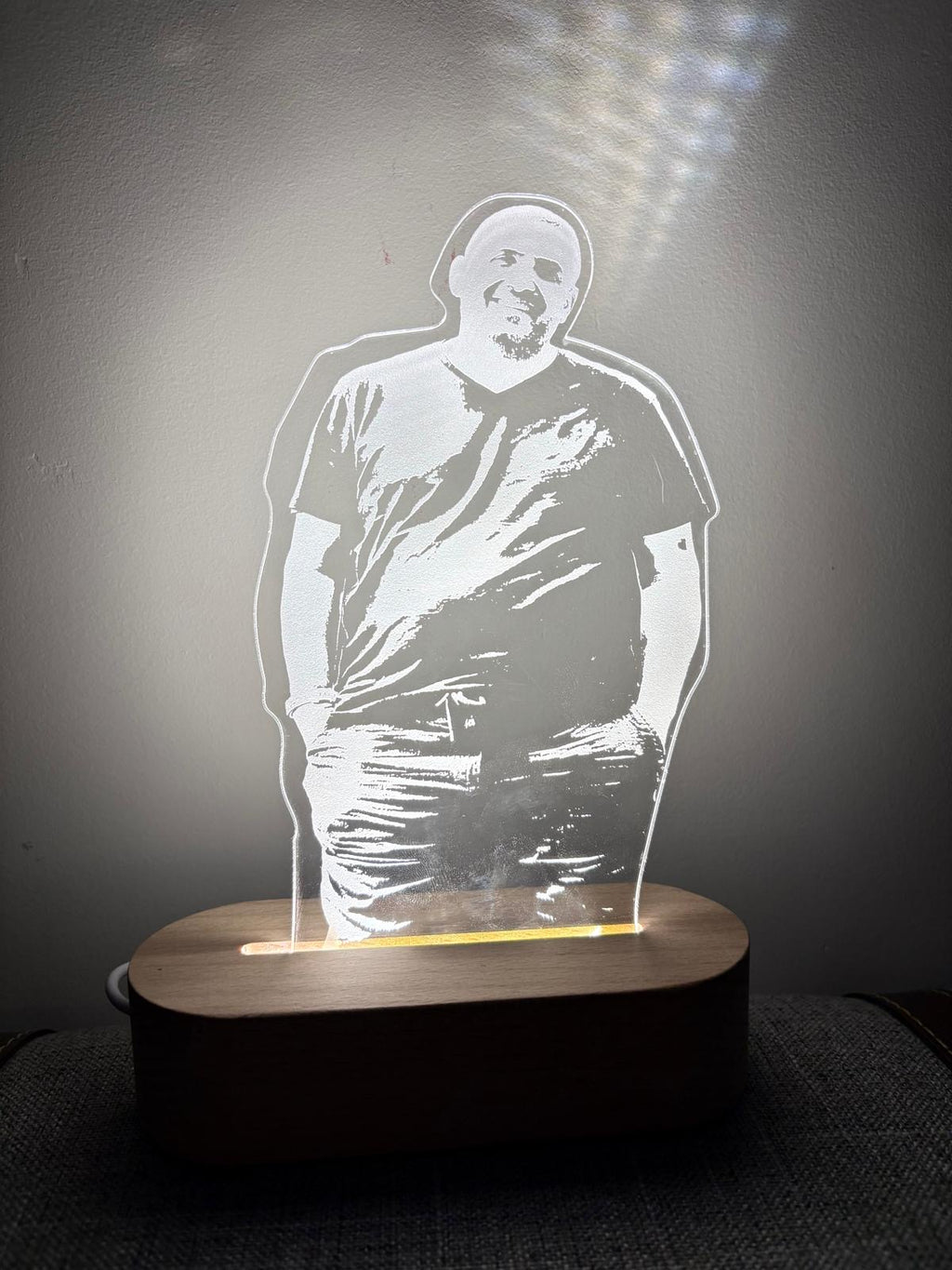 מנורת LED עם חריטה על אקריליק – תמונה שלכם בעיצוב יוקרתי + הקדשה אישית