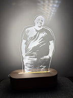 מנורת LED עם חריטה על אקריליק – תמונה שלכם בעיצוב יוקרתי + הקדשה אישית