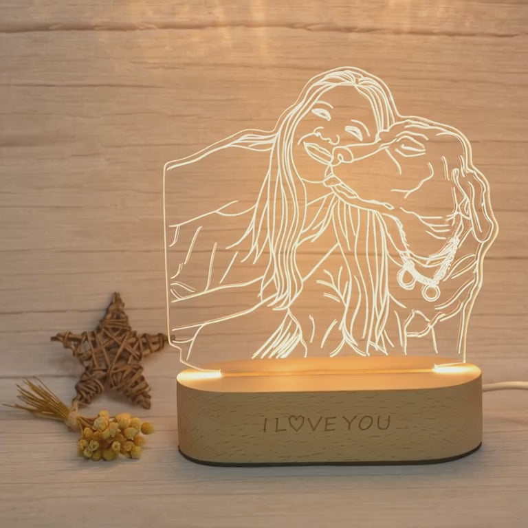 מנורת תמונה מזכוכית על מעמד עץ – מתנה אישית מרגשת