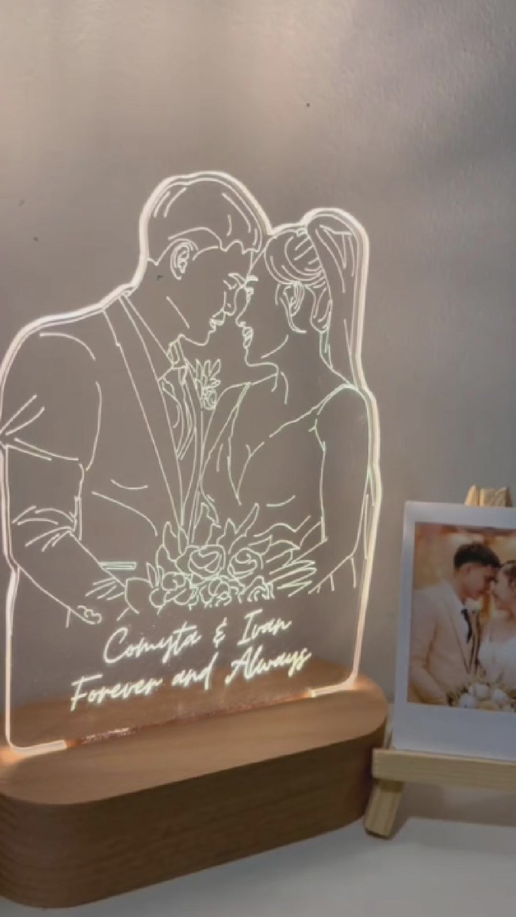 מנורת תמונה מזכוכית על מעמד עץ – מתנה אישית מרגשת